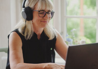 Transkriberaren Lina Lindqvist skriver på datorn